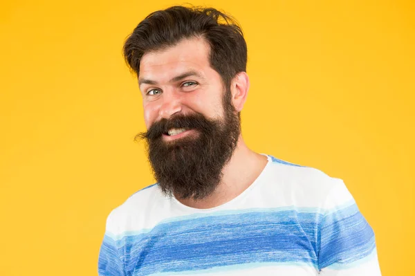 Conceito de cuidados com o cabelo. moda de verão masculina. hipster maduro tem bigode perfeito. Um tipo de aparência feliz. barbeiro macho. obter estilo na barbearia. vida brilhante vivendo. brutal barbudo homem no amarelo fundo — Fotografia de Stock