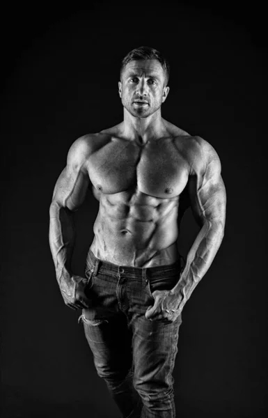 Sexuell attraktion. Sexig man skjorta svart bakgrund. En atletisk kille med sexig naken överkropp. Wellness och kroppsvård. Bodybuilding och fitness. Attraktiv och sexig. Friska är sexigt — Stockfoto