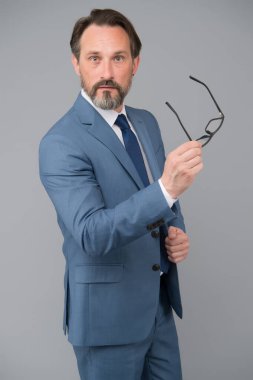 Öğretmen konuşmacı. Zekice bir kavram. Cevap vermek zor. Zor bir soru. Ciddi bir iş adamı. Yetişkinler için eğitim. Gözlükleri şaşırtıcı bir şekilde çıkarıyor. İş eğitimi. Kişisel eğitim