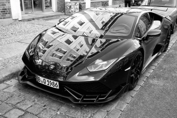 スーパーカーランボルギーニ・フラカンLP 610-4黒い色ハンブルクの通りに駐車 — ストック写真