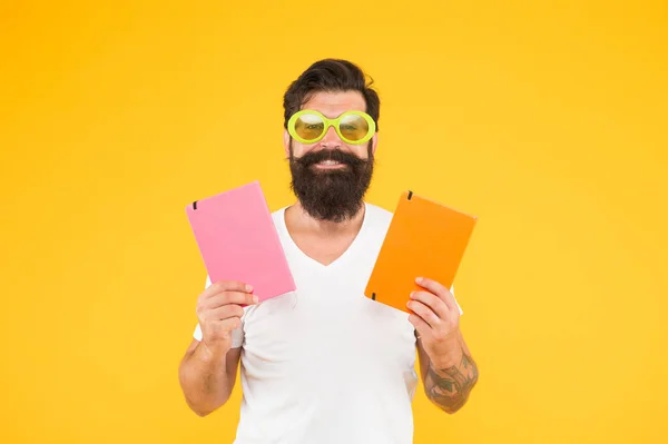 Studieren mit Freude. Viel Spaß. Lernen mit Glück. Lustig fröhlicher erwachsener Mann mit Sonnenbrille hält Bücher in der Hand. Studium am College. Positiv und energisch. Interessantes Lernen. Lernen macht Spaß — Stockfoto