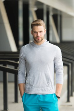 Vücudun üzerinde çalışmanı sağlayacağım. Kişisel antrenör. Adam dışarıda çalışıyor. Güçlü adam fitness kıyafeti giyer. Sporcu ya da sporcu. Spor ve atletizm. Formumu koruyorum. Egzersiz konsepti