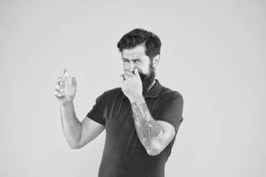 İğrenç kokuyor. Hijyen ve sağlık. Sakallı adam parfüm şişesi tutuyor. Gerçek erkekler için mükemmel bir koku. Vahşi hippiler kokuyu seçer. Olgun bir adam deodorant önerdi. Moda kolonya şişesi. Hoşuma gitmedi.