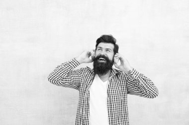 Melodi. Modern kulaklık konsepti. Kulaklık dinleyen bir adam. Mükemmel ses. Motivasyon için müziği dinle. Favori şarkı listesi. Kablosuz teknoloji. Ses kitabı. Duygusal hippi. Müzik servisi