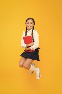 Bu benim kitabım. Çocuk dilbilgisi öğrenme. geri okula. sözlük Notebook. Bilgi alın. okuma hikayesi. Çocuk edebiyatı. çalışma kitabı ile neşeli kız. Eğitim. Okul üniformalı küçük kız