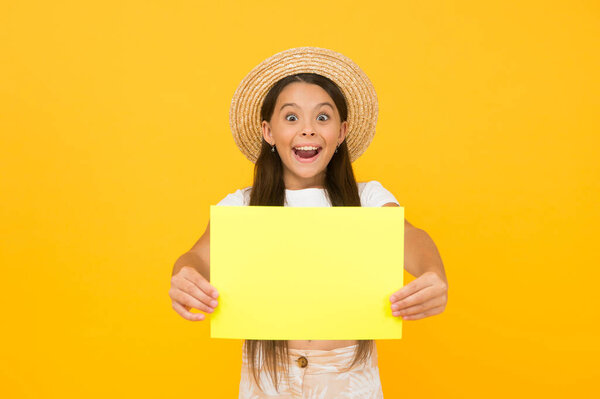место для копирования пространства. летние продажи - конец сезона. реклама пляжной вечеринки. бумажное искусство и стиль ремесла. Просто вдохновил. Привет, лето. счастливый ребенок представляет бумажный лист. летняя девочка