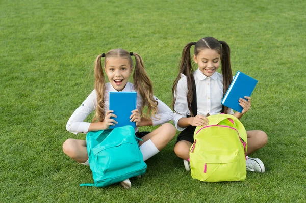 Geweldige openlucht bibliotheek. Gelukkige kinderen halen bibliotheekboeken op. Bibliotheek uitlenen. Schoolbibliotheek. Literatuur en taal. Kennisdag. Bibliopole. Boekenwinkel. Onderwijs en studie. Zomerlezing — Stockfoto