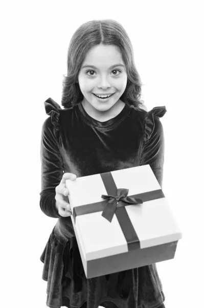 Celebrando el día especial de la vida. Chica de cumpleaños aislada en blanco. Un niño feliz recibió un regalo de cumpleaños. Cumpleaños aniversario. Celebración festiva. Feliz cumpleaños a ti. —  Fotos de Stock