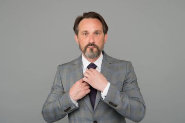 Özel ol, kendin ol. CEO kravatlı gri arka planı tamir etti. Resmi moda tarzı. Resmi kıyafet. Olgun bir adamın modası. Erkek gardırobu. Moda mağazası. Şık bir moda. Klasik asla modası geçmez.