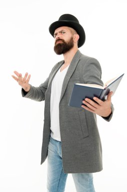 İlham verici sakallı adam kitap okuyor. Şiir okuma. Kitap sunumu. Edebiyat öğretmeni. Kitapçı. Adam klasik kıyafet okuma kitabı. Edebi eleştiri. Şiir oku. Şair ya da yazar. Roman yazarı