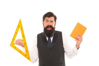 Akıllı ol, matematiği dene. Korkmuş adam okula geri döndü. Sakallı adam kitap ve üçgen tutuyor. Acımasız adam geometri dersine hazır. Teknik adam ya da mühendis beyazda izole edilmiş. Geometrik çizim