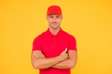 Sakin ve kendinden emin. Kendine güvenen adam kollarını sarı arka planda tutar. Model olmanın kendine güveni Mutlu Adam 'ın kendine güveni. Sıradan bir tarz. Erkek gardırobu. Kendinden emin ve pozitif.
