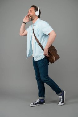 Modern yaşam tarzı. Müzikle her şey daha iyi. Mutlu adam müzik dinler. Olgun insan müzikten hoşlanır. Müzik kulaklığı sesi. Modern teknoloji. Şehir hayatı. Favori şarkılarla yürüyorum