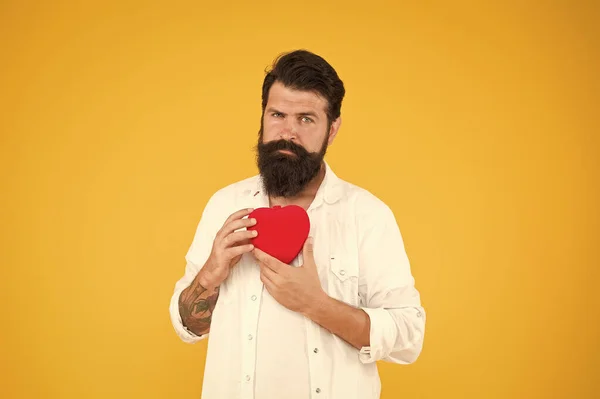 Sois patient. joyeuse Saint-Valentin. poblèmes cardiaques et maladies. prévenir les crises cardiaques. tomber amoureux. amour et romantisme. être donneur d'organes humains. homme barbu coeur rouge. brutal hipster fond jaune — Photo