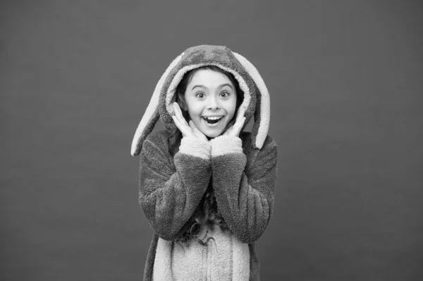 Pura belleza. Descansa y relájate. Lindo conejito sobre fondo rojo. Papel del personaje del bebé animal. Hermosa chica en traje de conejito. Niño en conejo kigurumi. Chica feliz en pijama de conejo. Chico sonriente —  Fotos de Stock