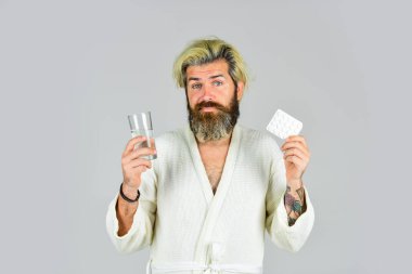 Nöbetçi işçiler depresyon ve sağlık sorunları riskini artırdılar. Akşamdan kalma konsepti. Sabahları susayan adam. Hippi suyu içer, ilaç alır. Baş ağrısı sersemliği. Akşamdan kalma ilacı. Ağrı kesici.