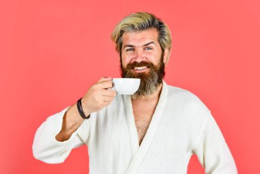 Sabah ilham geldi. Bornozlu, fincanlı sakallı adam. Hipster başlangıç günü. Bir fincan espresso ile erken uyanma. Günaydın kahve. Enerji şarjı lazım. Taze kahve içeceğiz.