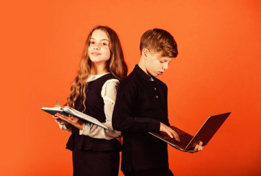 Gelecek yarat. Küçük çocuklar onu kitap ve bilgisayar olarak kullanır. Küçük kız ve oğlan okulda okuyor. Online eğitim. Gelecek nesilleri eğitiyorum. Bugünün çocukları, yarının geleceği. Gelecek şimdidir.