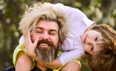 Aileyle güzel vakit geçirmek. Aile sevgisi ve değerleri. Birlikte dışarıda rahatlayın. Biz bir aileyiz. Küçük çocuk babaya sarıldı. Baba ve oğul Sakura yakınlarında. Babalar günün kutlu olsun. Çocuklar gününü birlikte kutlayalım.