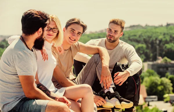 Birlikte eğleniyoruz. Dört kişilik bir grup. İzin günü için harika bir yer. En iyi arkadaşlar. Yaz tatili. Mutlu erkekler ve kızlar rahatlayın. Sıradan giyinmiş bir grup insan. Çeşitli gençler birlikte konuşuyor. — Stok fotoğraf