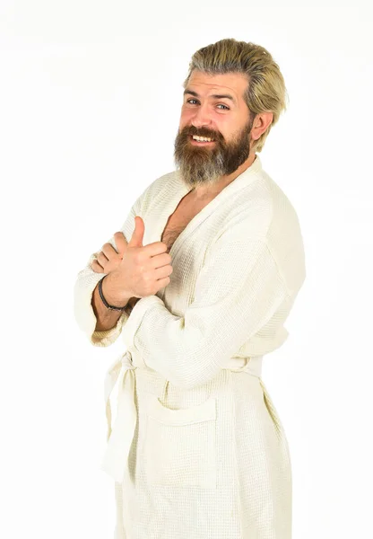 自宅でリラックス。バスルームでテリーバスローブの男。大人の男性はスパでリラックスしたバスローブを着用。白いバスローブを着た白人髭の男。ホテル・スパの休暇。下着姿の男。衛生 — ストック写真