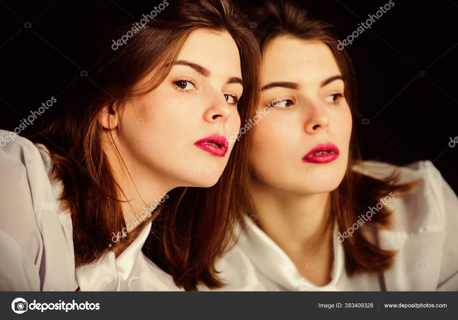 化妆的艺术家 日常化妆风格 漂亮的女士女性气质 反光女孩照镜子 外表的概念 美容美发和皮肤护理的概念 女人的妆容面对着粉色的嘴唇 美容院