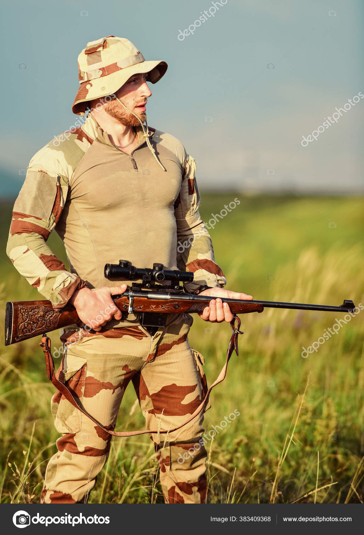Fuerzas del ejército. Ropa militar de hombre con arma. Guerrero