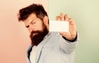 Al bakalım. Kendimle gurur duyuyorum. İşte benim adım. İş için banka hizmetleri. Kartvizit tasarımı. Beni aramaktan çekinme. İş adamının elinde boş bir kart var. Sakallı adam kart kopyalama alanı göster. Burada yazıyor.