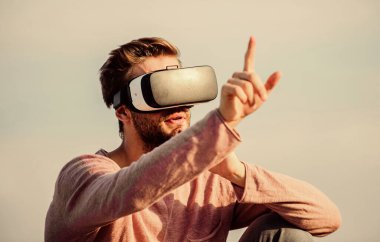 Yeni gerçeklik burada. erkek sanal gerçekliği. Kendi işini kur. Dijital gelecek ve yenilik. Erkek gerçekliği. Çok modern görünüyorsun. Seksi adam gökyüzü arkaplan gözlüğü. Maço adam kablosuz VR gözlük takıyor..