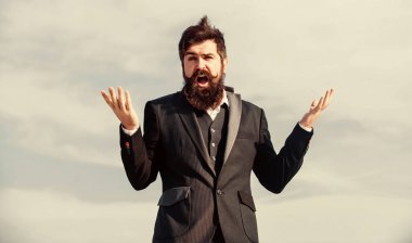 Beklenmedik bir şans. Gelecek için umutlu ve kendinden emin. Sakallı iyimser iş adamı resmi gökyüzü kıyafeti giyer. Başarı ve şans. İyimser bir ruh hali. İyimser gibi düşün. İyimser olmak.