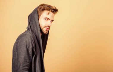 Modayı takip ediyorsun. Erkek modası ve güzellik. Tıraşsız adam. Mükemmel kaslı adam görünüşü. Moda kapüşonlu ceketli adam. Kot tarzında seksi maço. Erkek manken. Sarı arkaplanda boşluk kopyala.