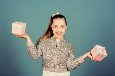 Boks günü. Noel alışverişi. - Sürpriz. Çocuklar Günü 'nde. Tebrik ederim. Neşeli çocuk. Yetenekli küçük kız. Hediye kutusu olan küçük bir kız. İyi ki doğdun Tatil kutlaması. Boks günü konsepti