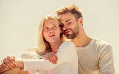 Bu aşktır. Romantik ilişki. Birbirine aşık çiftler. Cennette evlendik. Adam ve kız gülümsüyor. Onu mutlu ediyor. Birlikte olduğumuz için mutluyum. Aşk randevusu. anlayış ve destek