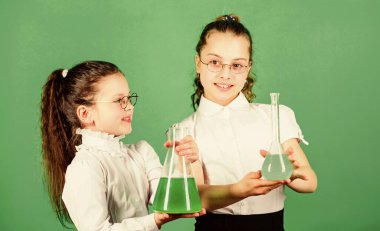 Çocuklar kimya laboratuarı okuyor. Küçük akıllı kızlar deney matarası ile. Okula dönüyorum. Biyoloji eğitimi. Bilim okuyan okul çocuğu bilim adamı. Genç ve kendinden emin bir bilim adamı. Bilim adamları çalışıyor.