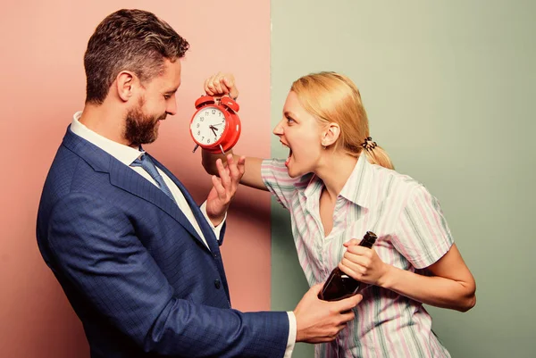 Geschrei und Wut. Frau zeigt Zeit auf Wecker. Frau fragt sich, warum Mann so spät kam. Familienpärchen Routine. Beziehungsprobleme. Familienpsychologie. unglückliches Leben. Mann alkoholisiert Wein trinken — Stockfoto