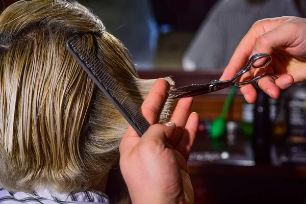 Barbiere fare acconciatura per barbuto uomo barbiere sfondo negozio. Considerati avvisato. Un cliente hipster che si taglia i capelli. Forbici da barbiere. Ragazzo con lunghi capelli biondi tinti da vicino vista posteriore. Capelli tagliati — Foto Stock