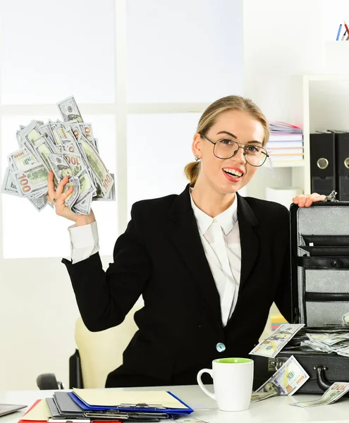 A sua conquista. milionário confiante. economia e finanças. Um rico bancário. investimento em si mesmo. mulher de negócios com saco de escritório. mulher de sucesso tem muito dinheiro. ela faz dólares — Fotografia de Stock