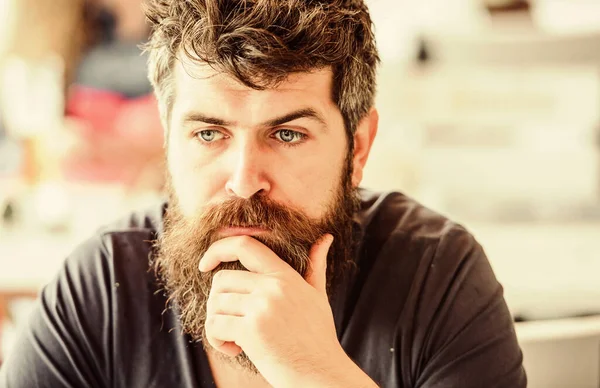 Concepto de humor reflexivo. Tomar decisiones importantes en la vida. Tomando una decisión difícil. Hombre con barba y bigote atormentado. Cara concentrada del hombre barbudo. Hipster con barba expresión reflexiva — Foto de Stock