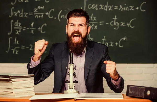 Revolutionär uppfinning gjord. Glad vetenskapsman gjorde uppfinning. Skäggig man firar uppfinning inom biologi. Ny uppfinning. Vetenskaplig forskning. Skolans laboratorium — Stockfoto