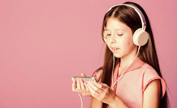 Selbsterziehung. mp3-Player. kleine Schülerin mit Kopfhörer. Kinderstudie online. e Lernen mit eBook. Hausaufgabenbetreuung. Mädchen hören Musik. Hörbuch. zurück zur Schule. Ein hartes Studium. Kopierraum — Stockfoto