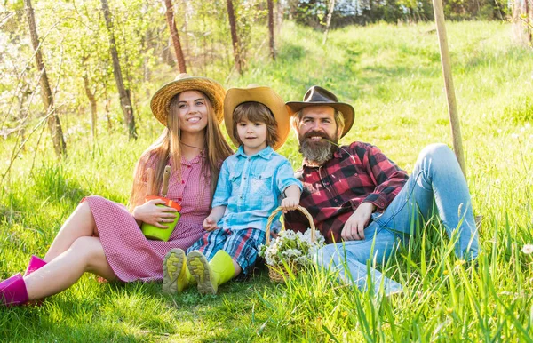 Zatrzymaj się. Szczęśliwego rodzinnego odpoczynku na zielonej trawie. Przerwa wiosenna i rekreacyjna. Świeże powietrze. Spędzanie czasu w przyrodzie. Raduje się odpoczynkiem podczas wakacji. Wyluzuj i odpręż się. Wakacje lub długi weekend — Zdjęcie stockowe