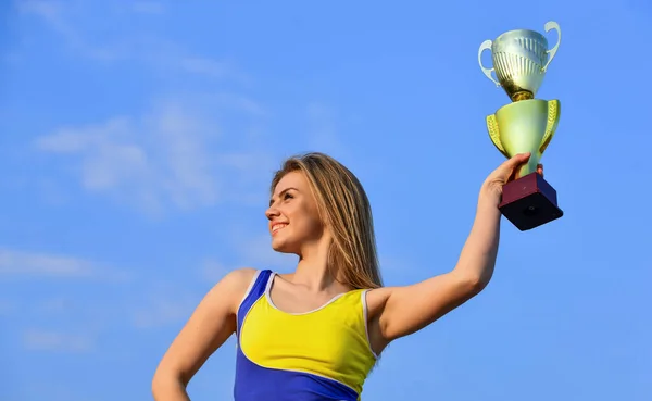 Successo sportivo. Premio d'oro. Atleta carino essere premiato con la coppa. Primo posto premio e successo. Una ragazza ha un trofeo d'oro. donna ha vinto il concorso. donna vincitore premio di successo. felice ragazza tenere trofeo — Foto Stock