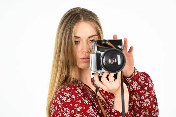 Kijk eens goed. vintage fotograferen. professioneel geschoolde vrouwelijke fotograaf. gelukkig meisje maken foto met ouderwetse camera. modern technologieconcept. verslaggever. vrouw met retro camera — Stockfoto