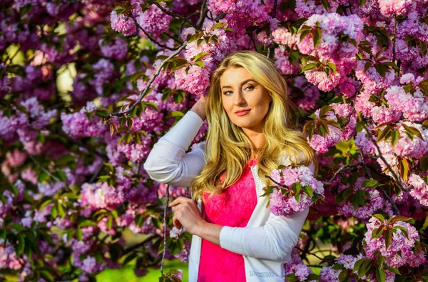 Fraicheur printanière. fleur de cerisier rose. belle femme en robe. fille avec arbre sakura en fleurs. style printemps mode. vraie beauté féminine. météo estivale et nature. femme aux cheveux longs dans le parc — Photo