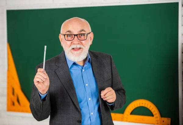 Técnicas para estudar matemática. Regra do transferidor. aprender geometria facilmente. tornar-se bom em matemática. caule na sala de aula. professor de idade usar ferramenta no quadro-negro. Um tutor barbudo de óculos. voltar para a escola — Fotografia de Stock