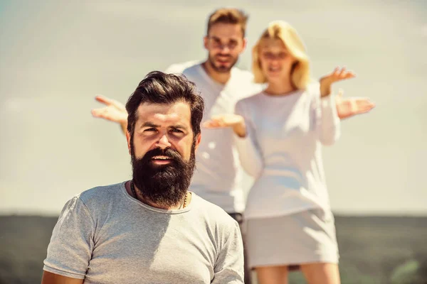 Triangle d'amour. Trahison et divorce. Époux jaloux. Sensation de jalousie. Influence négative de jaloux. Envie-les. Je les regarde. Concept de la troisième roue. Psychologie familiale. Objectifs de la relation. Rompez. — Photo