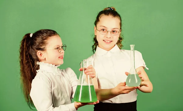 Los niños estudian química laboratorio. Chicas inteligentes con frasco de prueba. de vuelta a la escuela. educación en biología. Científico escolar estudiando ciencias. Científico joven y seguro. Científicos en el trabajo —  Fotos de Stock