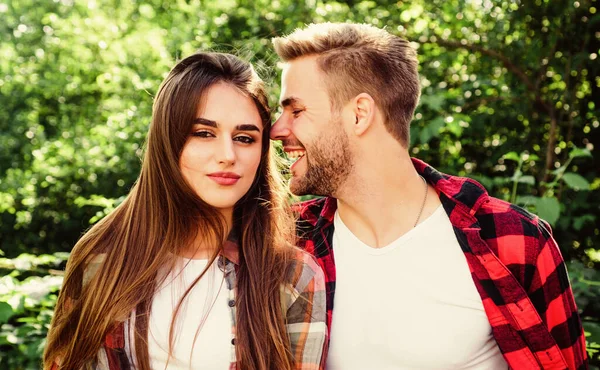 Pareja enamorada. Disfrutando el uno del otro. Hombre hipster y mujer guapa enamorada. Vacaciones de verano. Enamórate. Los sentimientos puros. Concepto de fecha romántica. Acurrucarse con cariño. Gente hermosa. Felices juntos — Foto de Stock