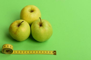 Atletizm ve kilo verme konsepti. Elma meyvesinden yapılmış desen