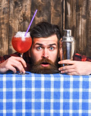 Kokteyl ve alkol konsepti. Sakallı ve şaşırmış bir barmen.